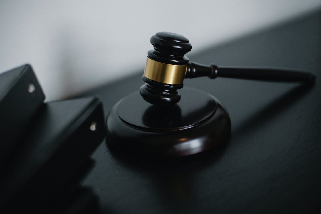 明知自己感染艾滋病還與他人發(fā)生性行為違法嗎？
